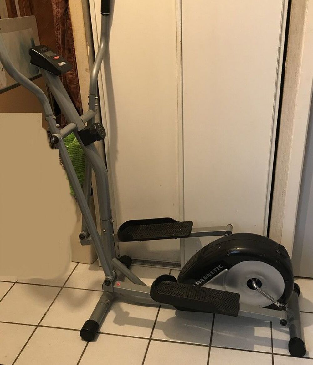 V&eacute;lo elliptique magn&eacute;tique. Sports