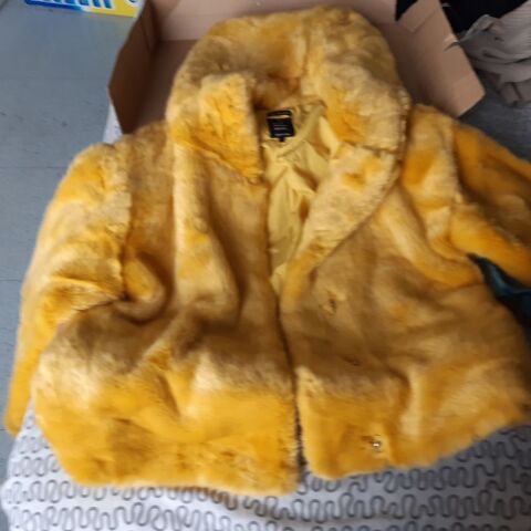 tres blouson a capuche en fourrure couleur jaune 45 Marseille 1 (13)