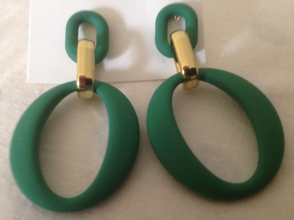 Boucles d'oreilles pendantes vertes et dor&eacute;es ovales Bijoux et montres