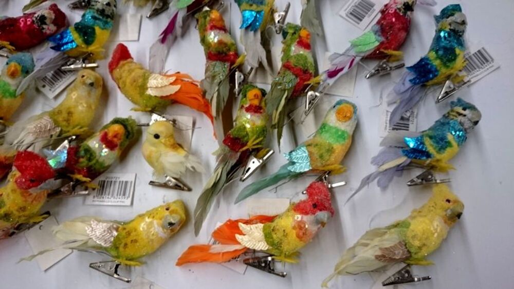 LOT DE 38 OISEAUX MULTICOLORE SUR PINCE D&Eacute;CORATIF NEUF Décoration