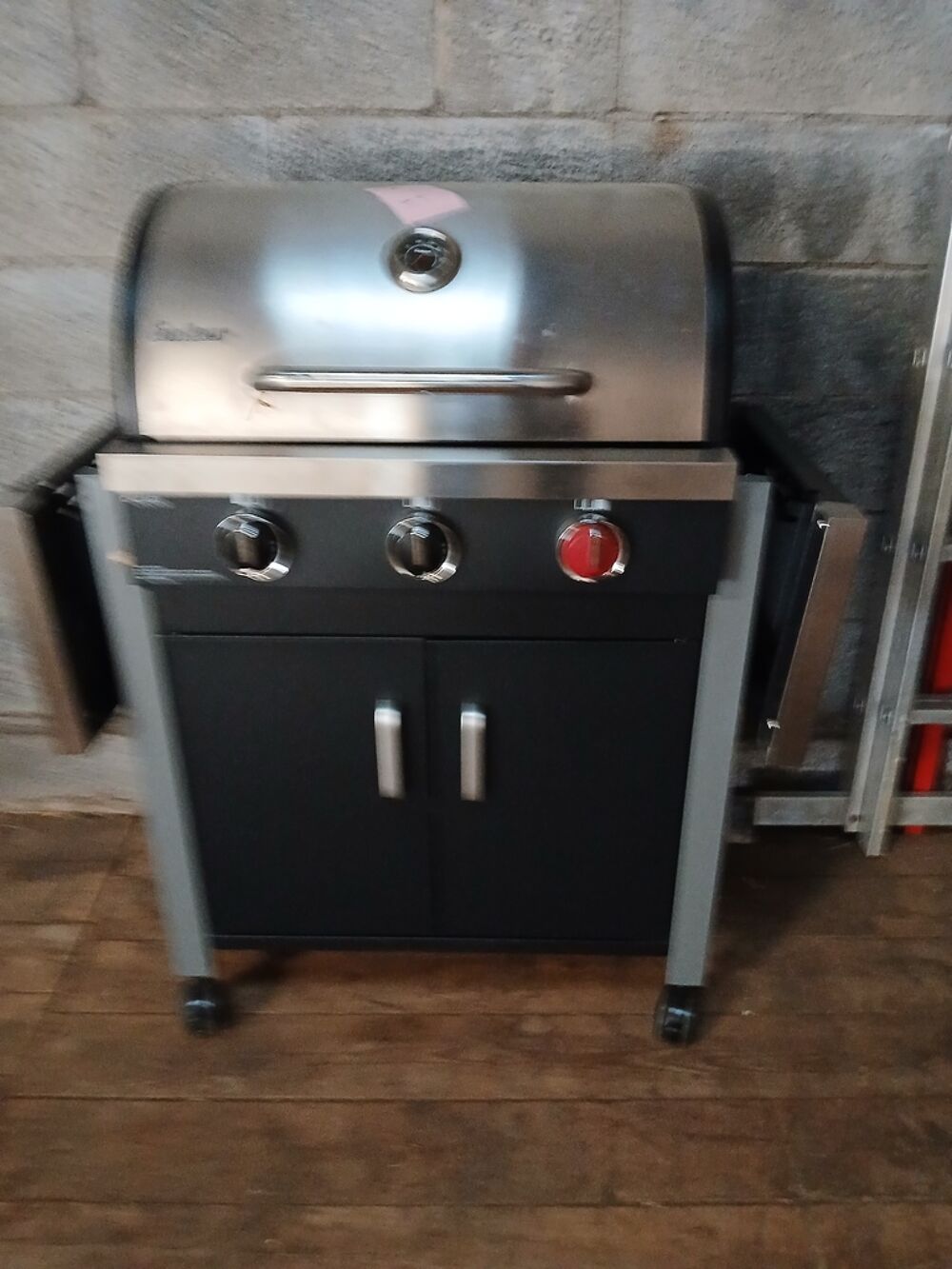Barbecue &agrave; gaz inox avec placard Jardin