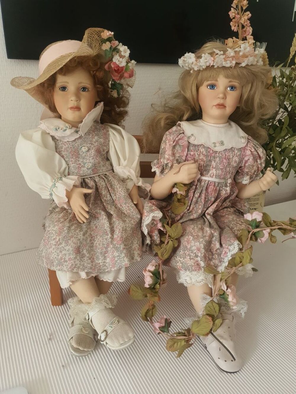 DUO DE POUPEES Caroline et Jessica en porcelaine 