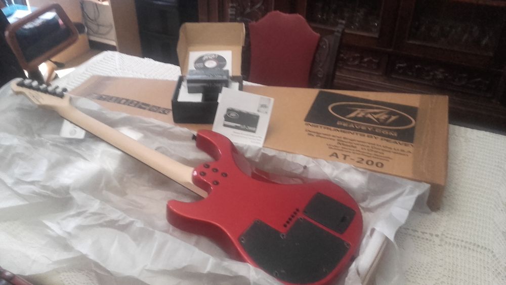 Guitare &eacute;lectrique neuve. Plus accessoire Instruments de musique