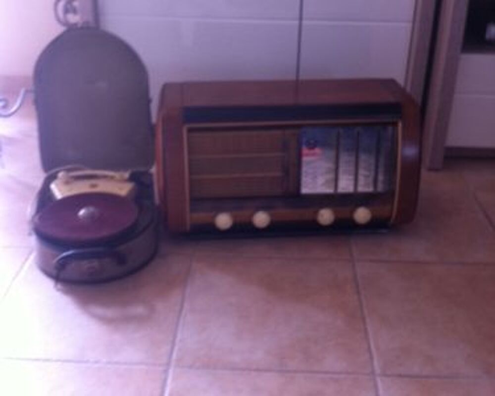 Radio ancienne avec son tourne disque Audio et hifi