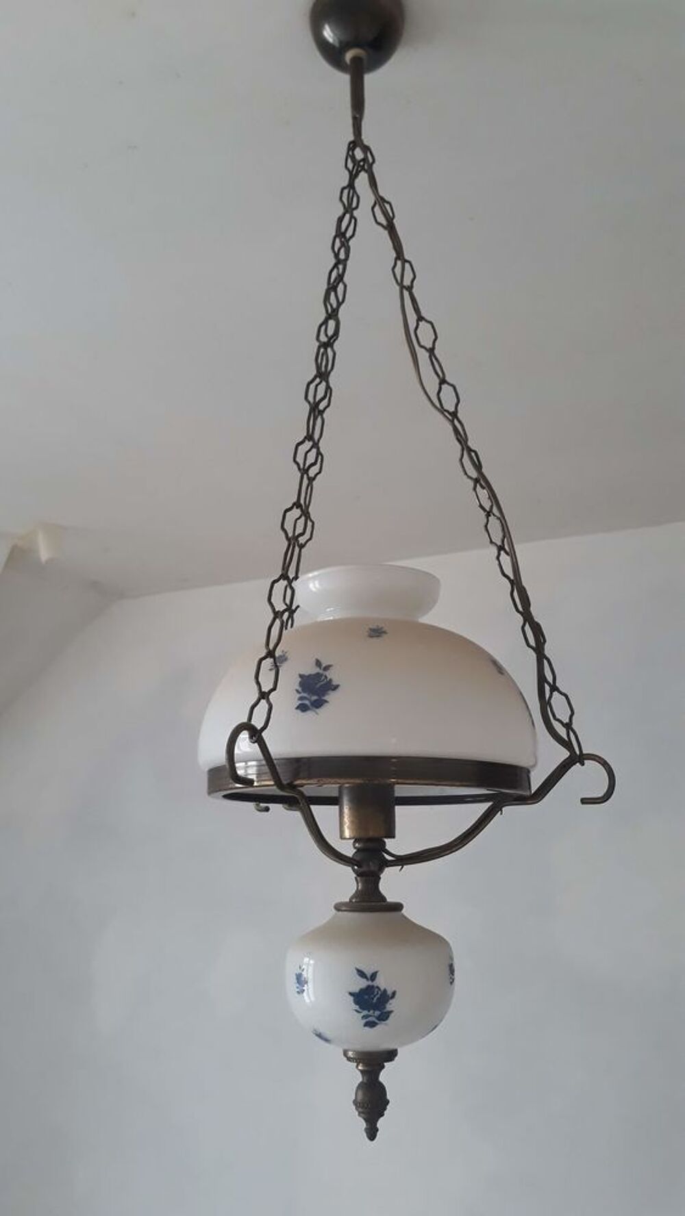 Suspension vintage fer forg&eacute; et opaline blanche
Décoration