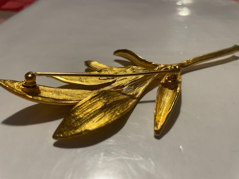 Broche dor&eacute;e feuille olivier ANTIGONA Bijoux et montres