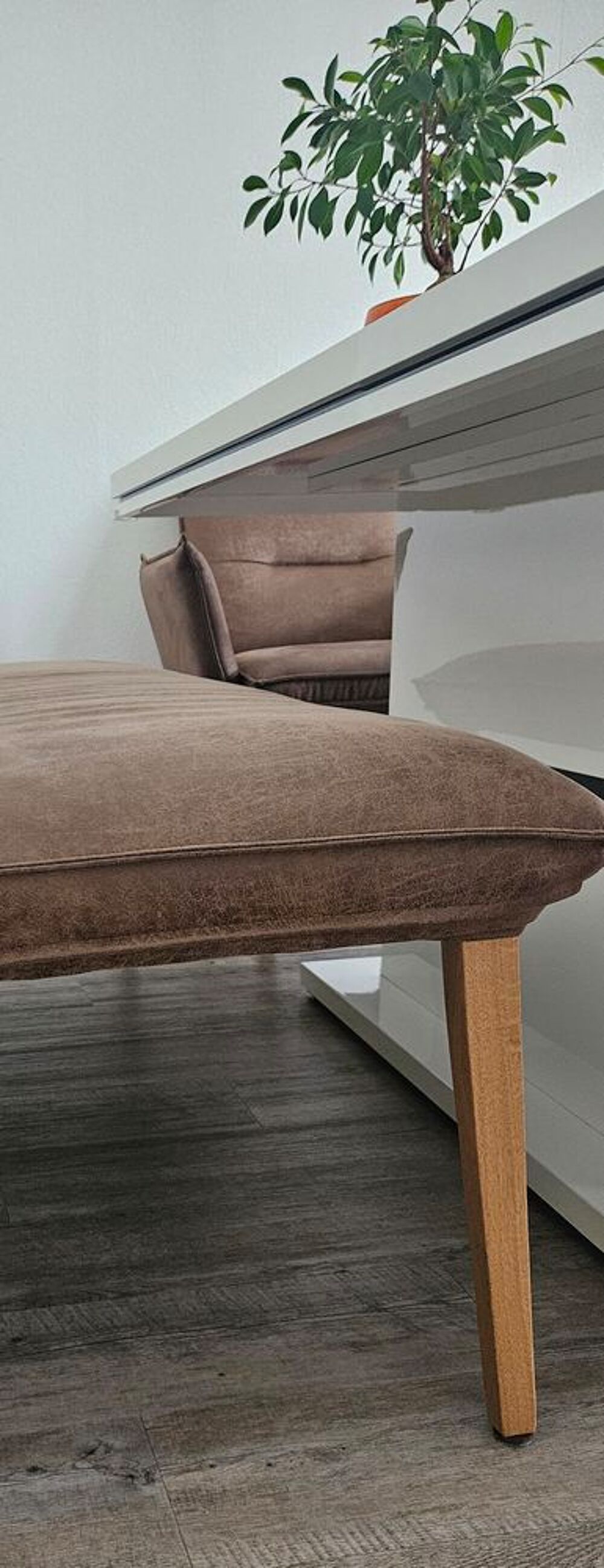 Table design blanche laqu&eacute;e 6-8 pers pied central Meubles