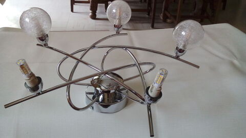 un luminaire 5 branches chromé ; en très bon état . 40 Chaource (10)