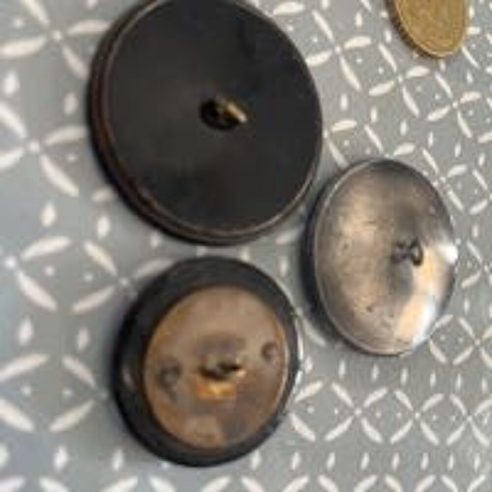 lot, trois boutons anciens 