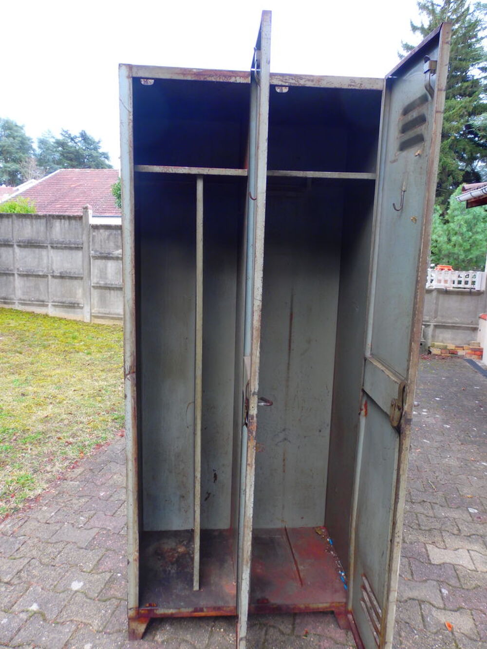 Armoire M&eacute;tallique Vintage &agrave; Deux Portes Meubles