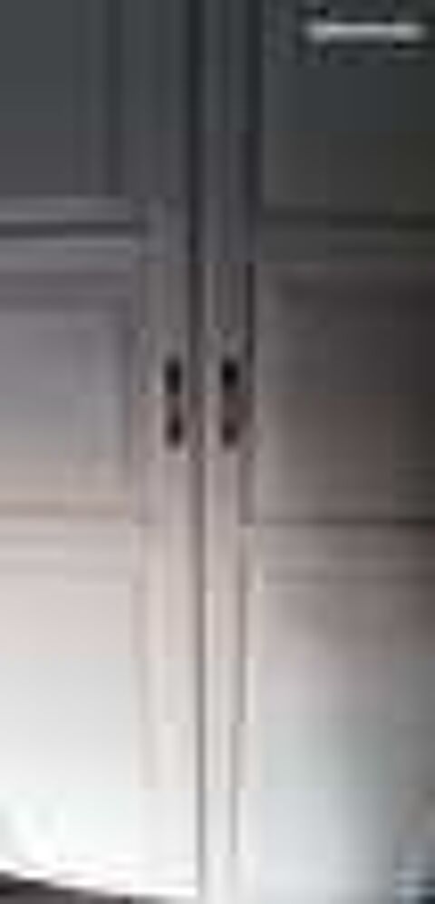 1 armoire/penderie et 2 colonnes de rangement en laqu&eacute;e blc Meubles