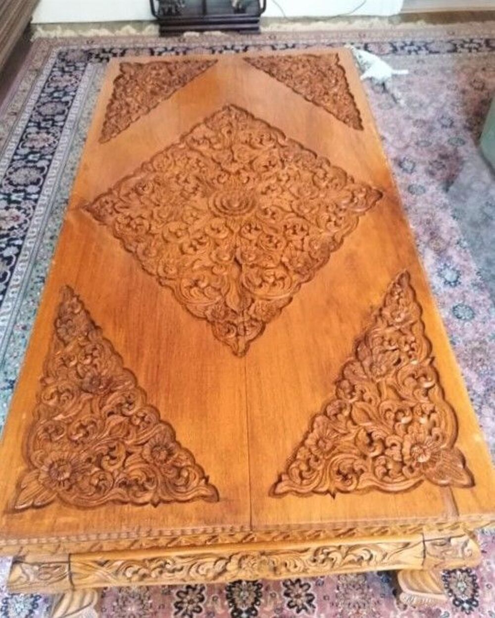 Une tr&egrave;s belle Table basse sculpt&eacute;e Tchadienne. Meubles