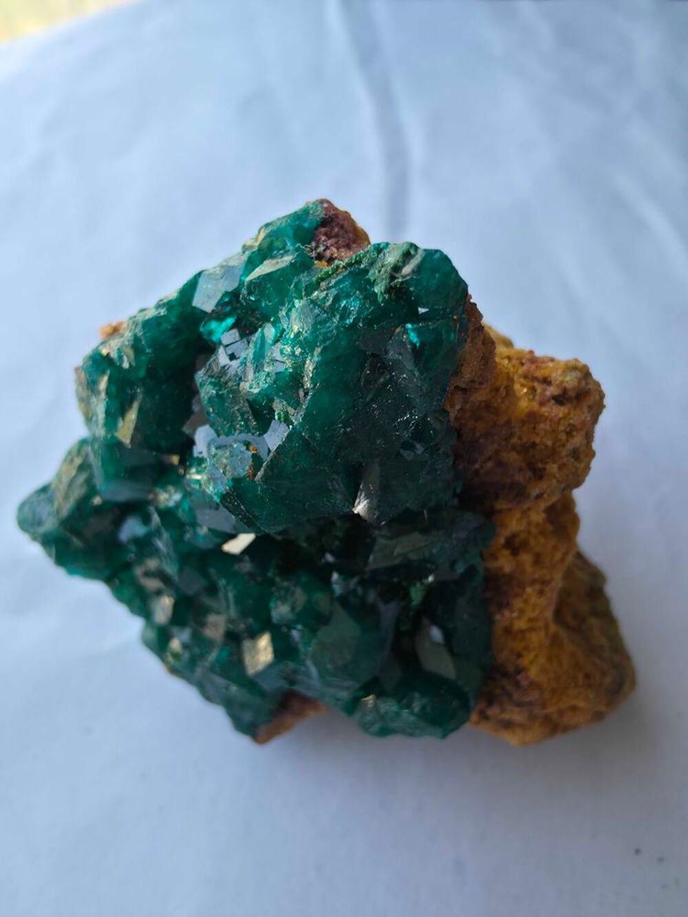 V&eacute;ritable Dioptase sur Gangue Ocre-Min&eacute;ral de Collection Katanga 92g 