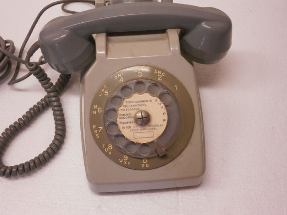 T&eacute;l&eacute;phone de collection S63 gris &agrave; cadran avec son &eacute;couteur 