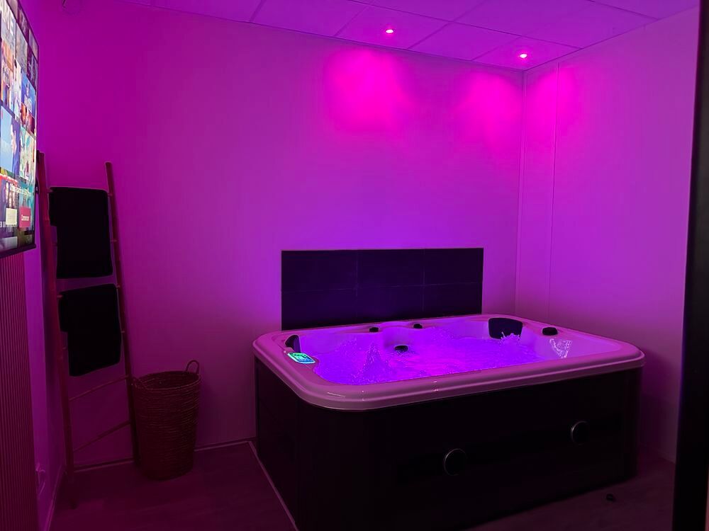 Jaccuzi 4 personnes en bon &eacute;tat Meubles