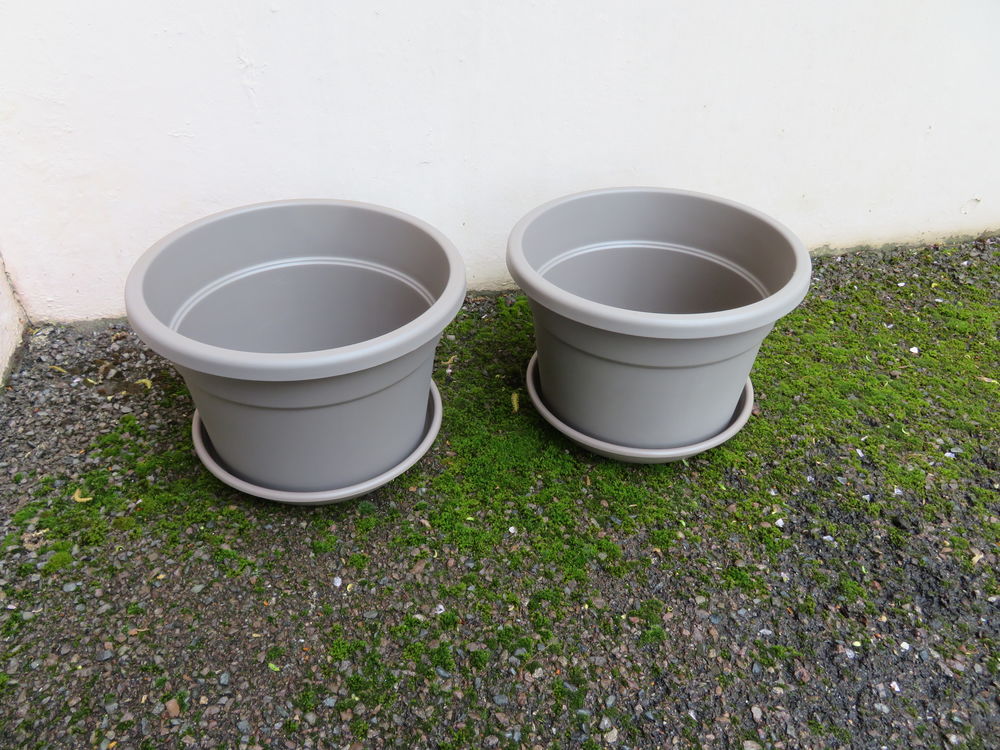Deux pots , neufs , avec soucoupes . Jardin