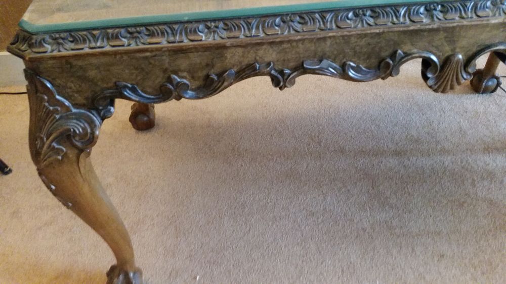 Table basse style CHIPPENDALE en loupe de noyer sculpt&eacute;e Meubles