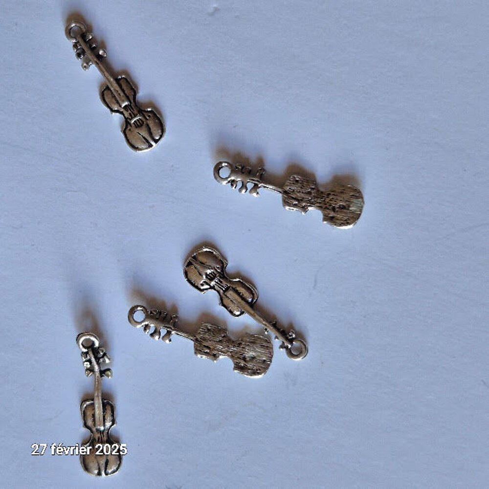 Lot de 14 breloques, m&eacute;dailles en m&eacute;tal , neufs, saxo, tromb Bijoux et montres