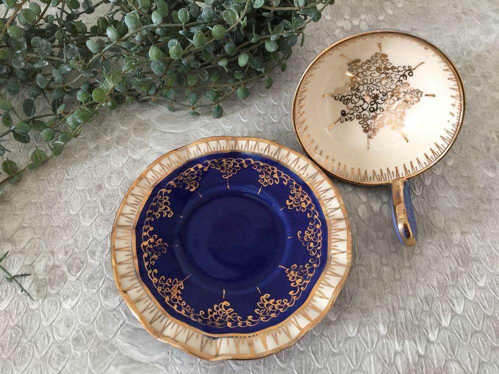 Jolie TASSE sur pied et sa Sous-tasse Décoration