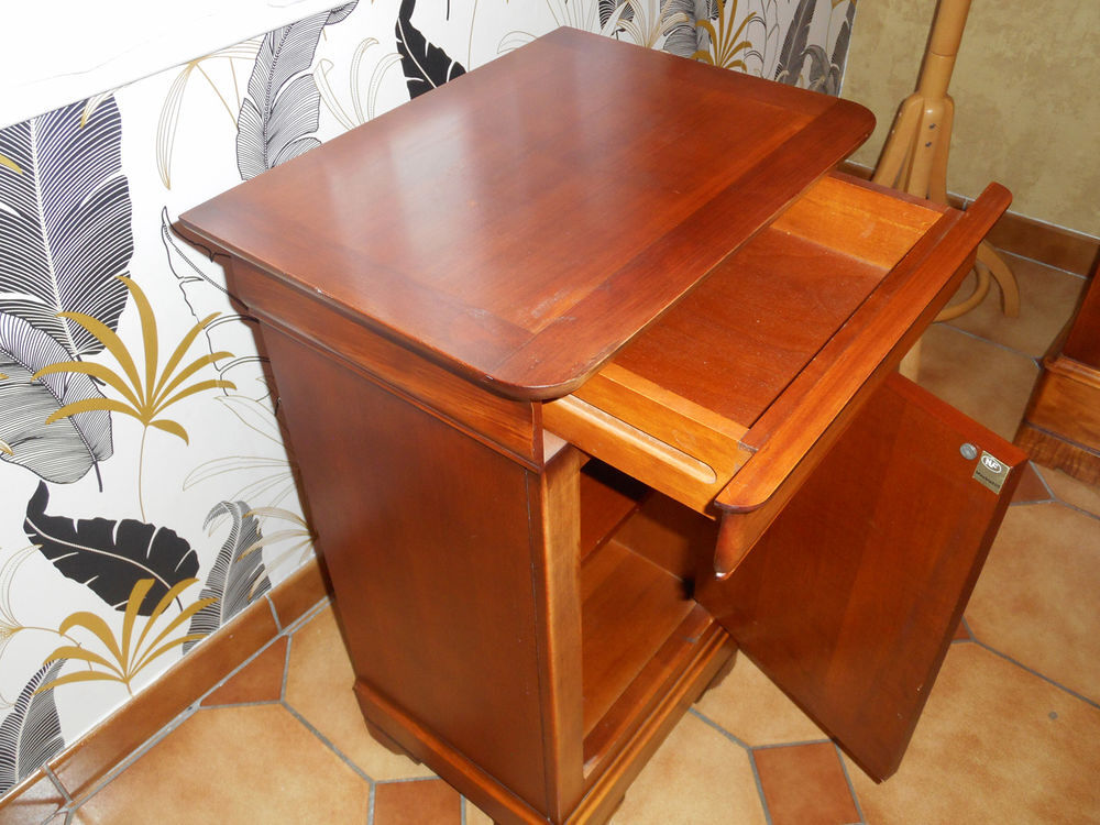 Table de Chevet en Merisier Massif en Excellent Etat &agrave; 50 E Meubles