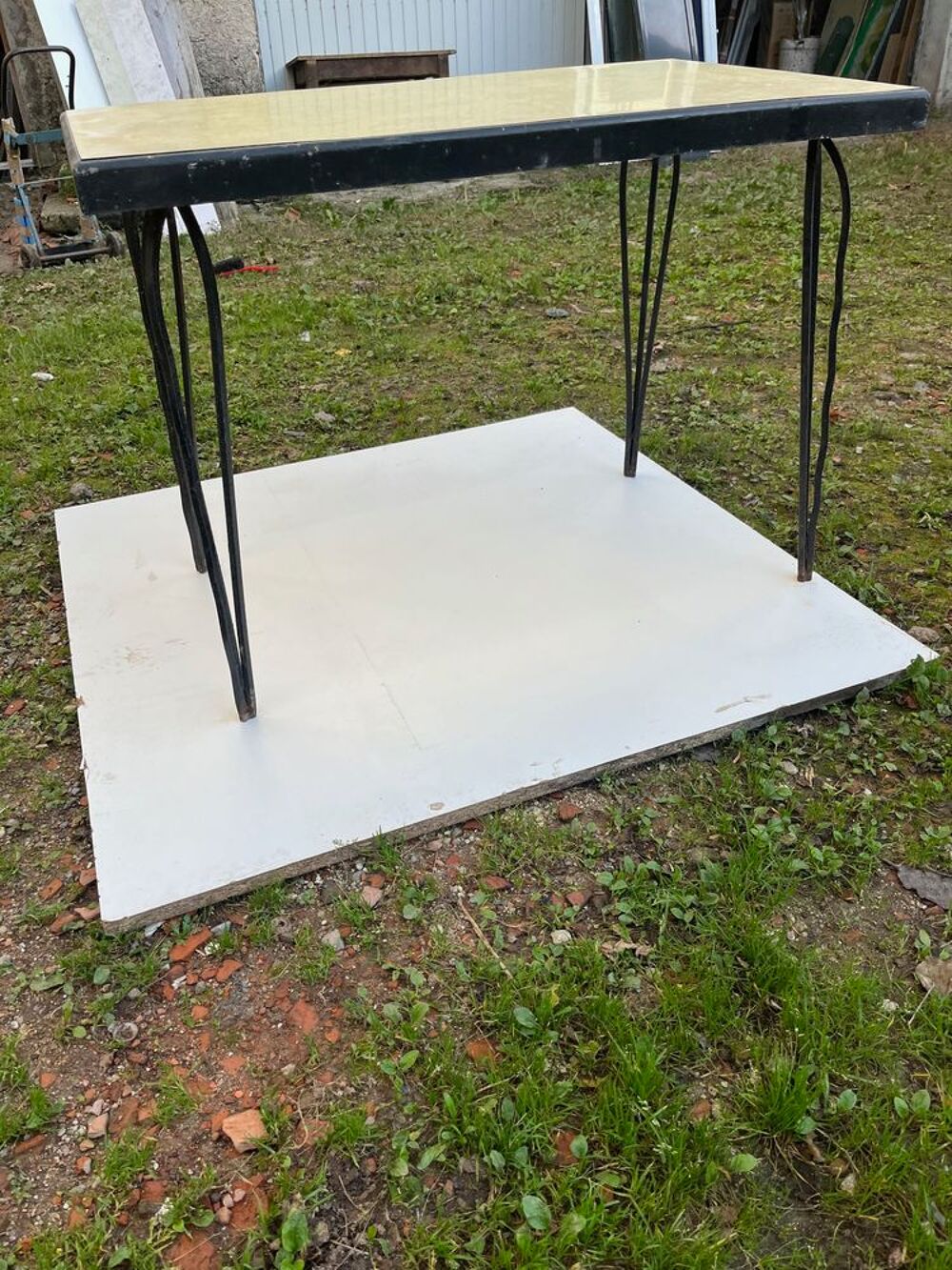 3 Tables des Ann&eacute;es 1950 pi&egrave;tement torsad&eacute; m&eacute;tal
Meubles