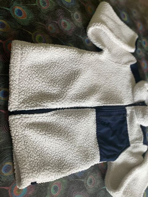 gilet / blouson   fausse  fourrure 
Gap 8/9 ans 5 La Mulati�re (69)