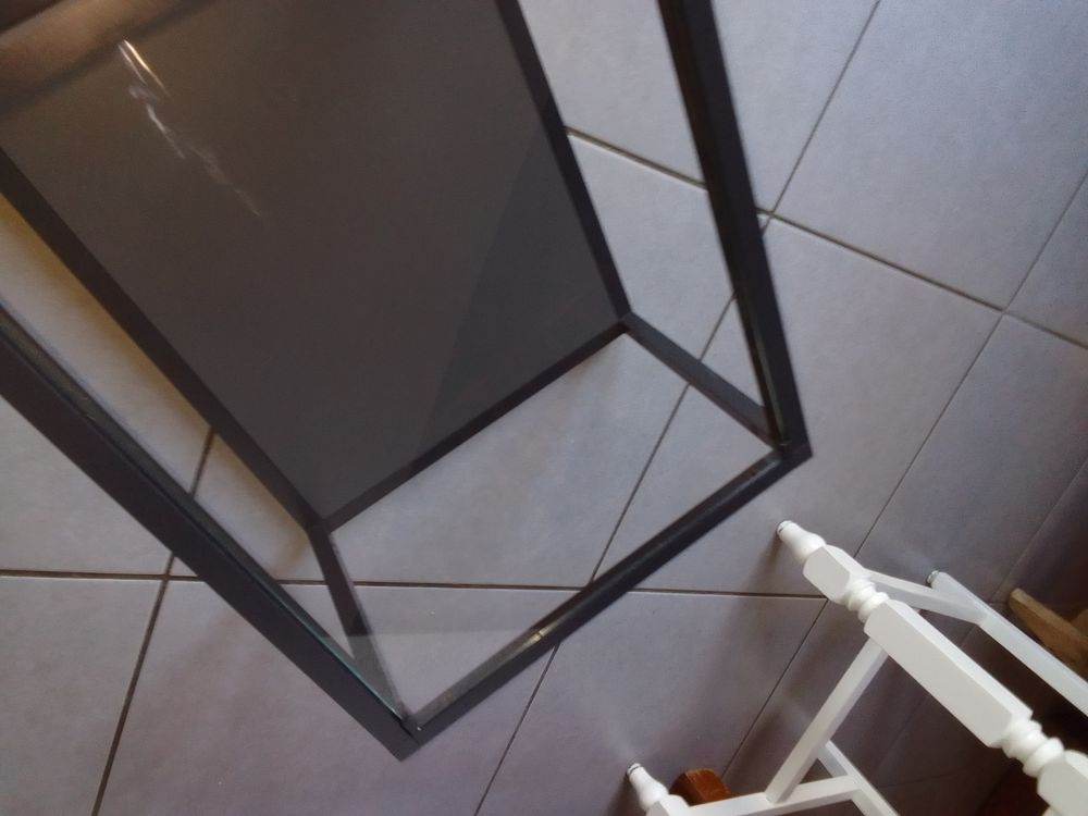 Etag&egrave;re en m&eacute;tal avec une partie en verre Meubles