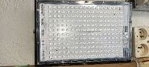   Éclairage led 300 Watts 220 VOLTS.Très bon état. Prix b 