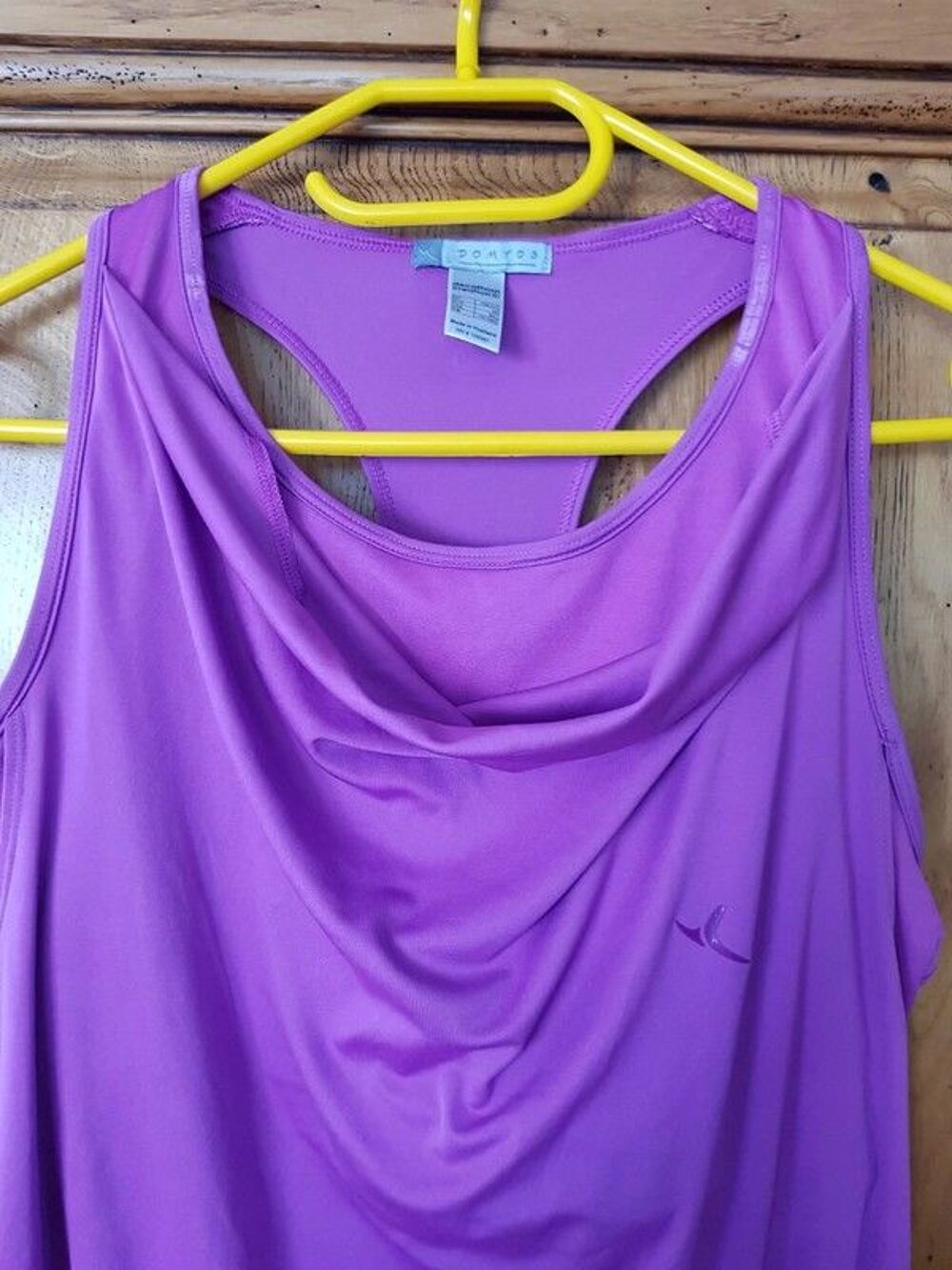 T shirt de sport violet avec soutien gorge integre neuf marq Vtements