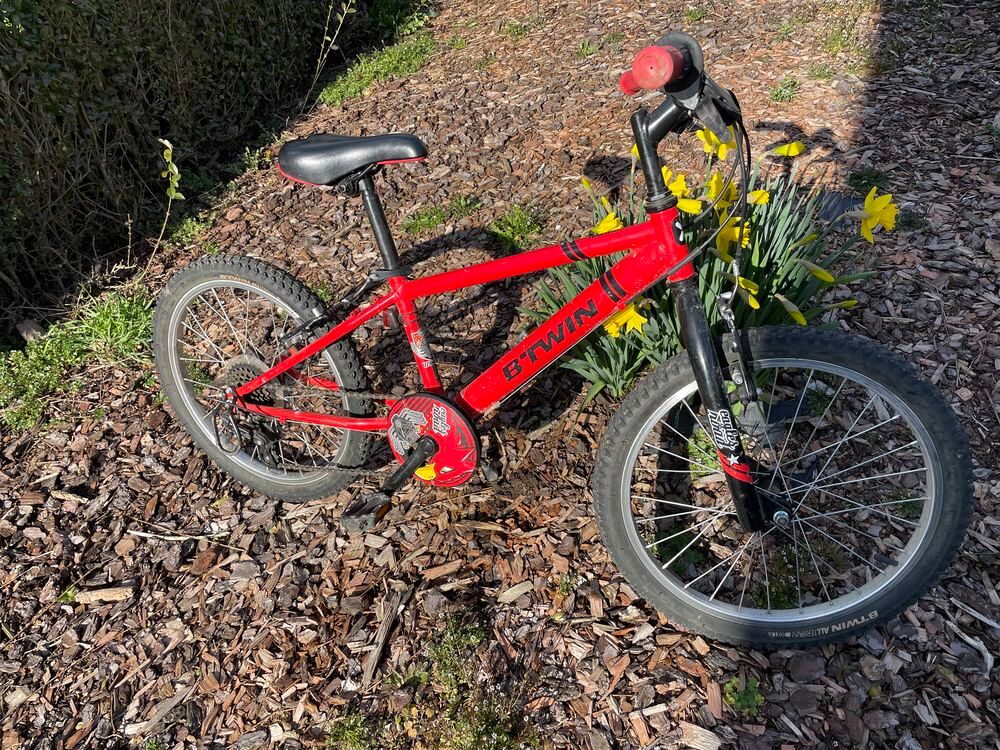 V&eacute;lo rouge taille 6/ 8 ans 
Vélos