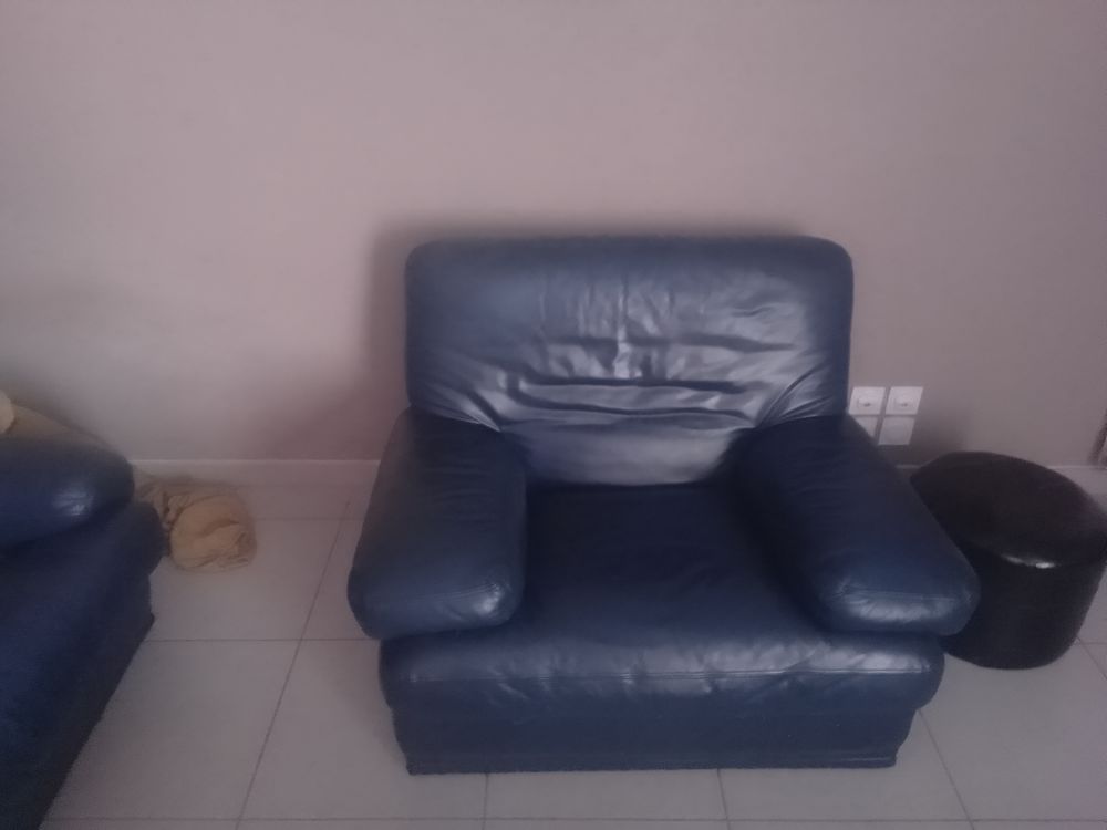 Canap&eacute; fauteuil et 2 si&egrave;ges en cuir Meubles