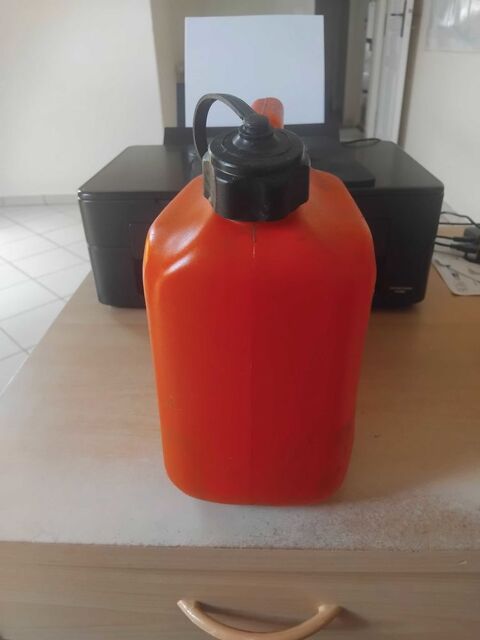 bidon de 5 litres  rouge . 3 Herblay (95)