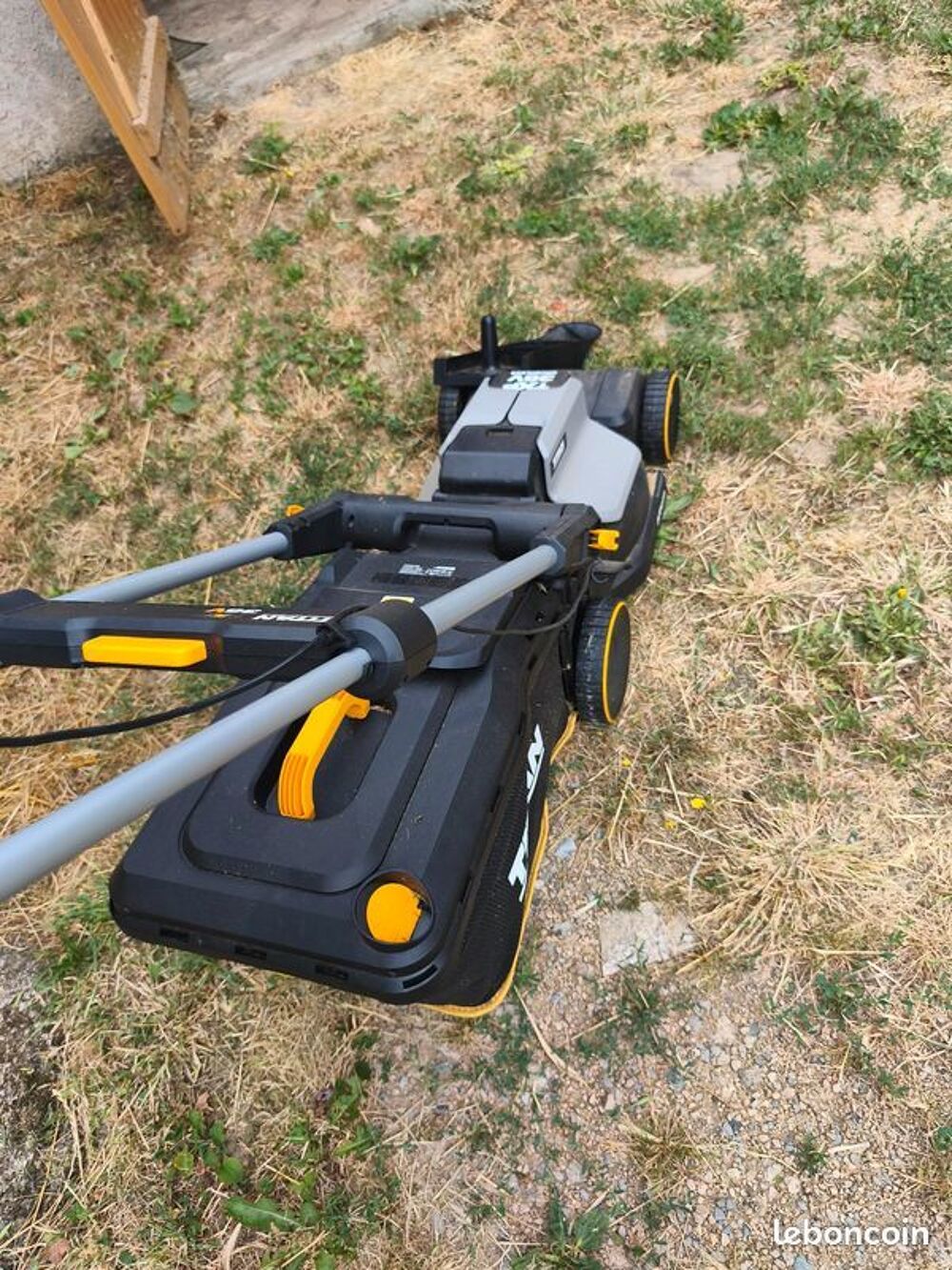 Tondeuse 36V Titan tr&egrave;s peu utilis&eacute;e Bricolage