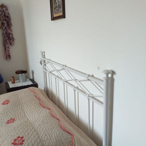 Cadre de lit m�tal blanc design classique
80 Peypin (13)