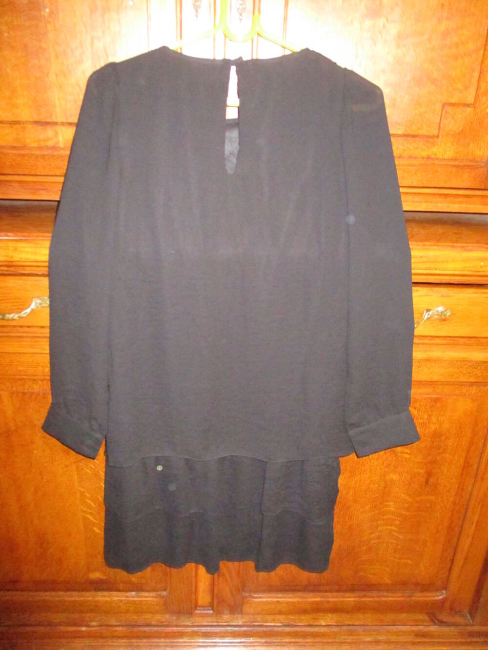 robe grise et robe noire et divers articles neufs Vêtements