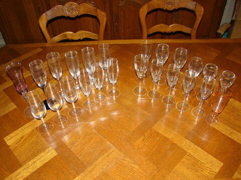 Lot de 24 fl�tes � champagne d�pareill�es
Gargenville (78)