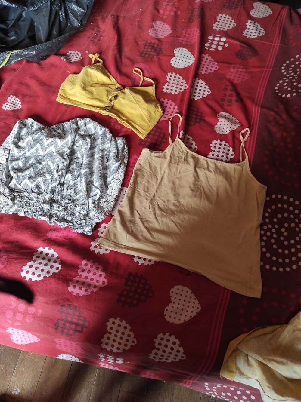 5€ trois haut taille 36/38/40 Vêtements