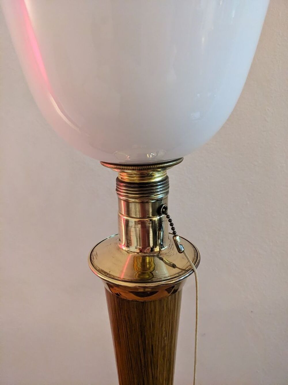 Belle lampe art d&eacute;co MAZDA COULEUR TECK avec tulipe en opali Décoration