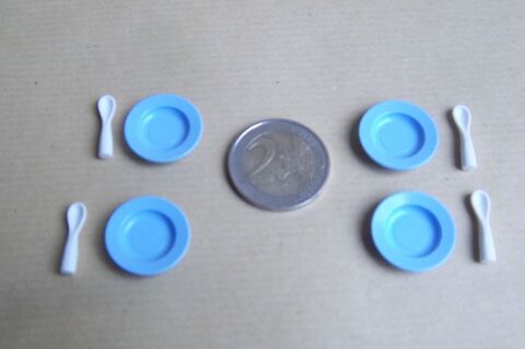 Playmobil 4 assiettes bleues/ 4 cuillères blanches 1 Colombier-Fontaine (25)