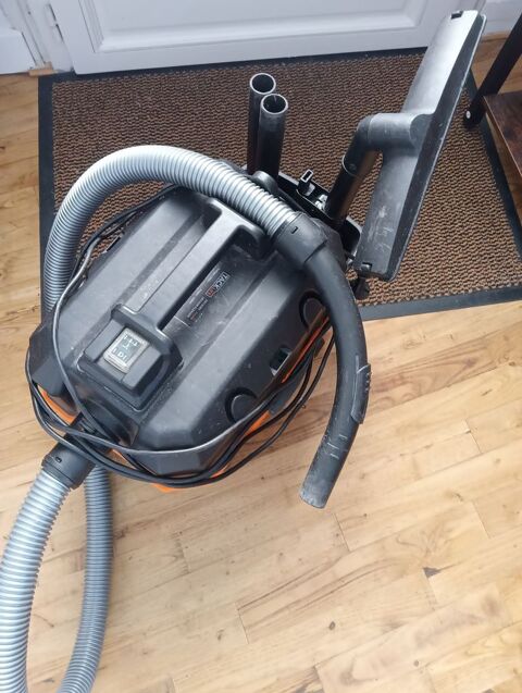 Aspirateur  et Abattent de toilette  1 Marcillac-Vallon (12)