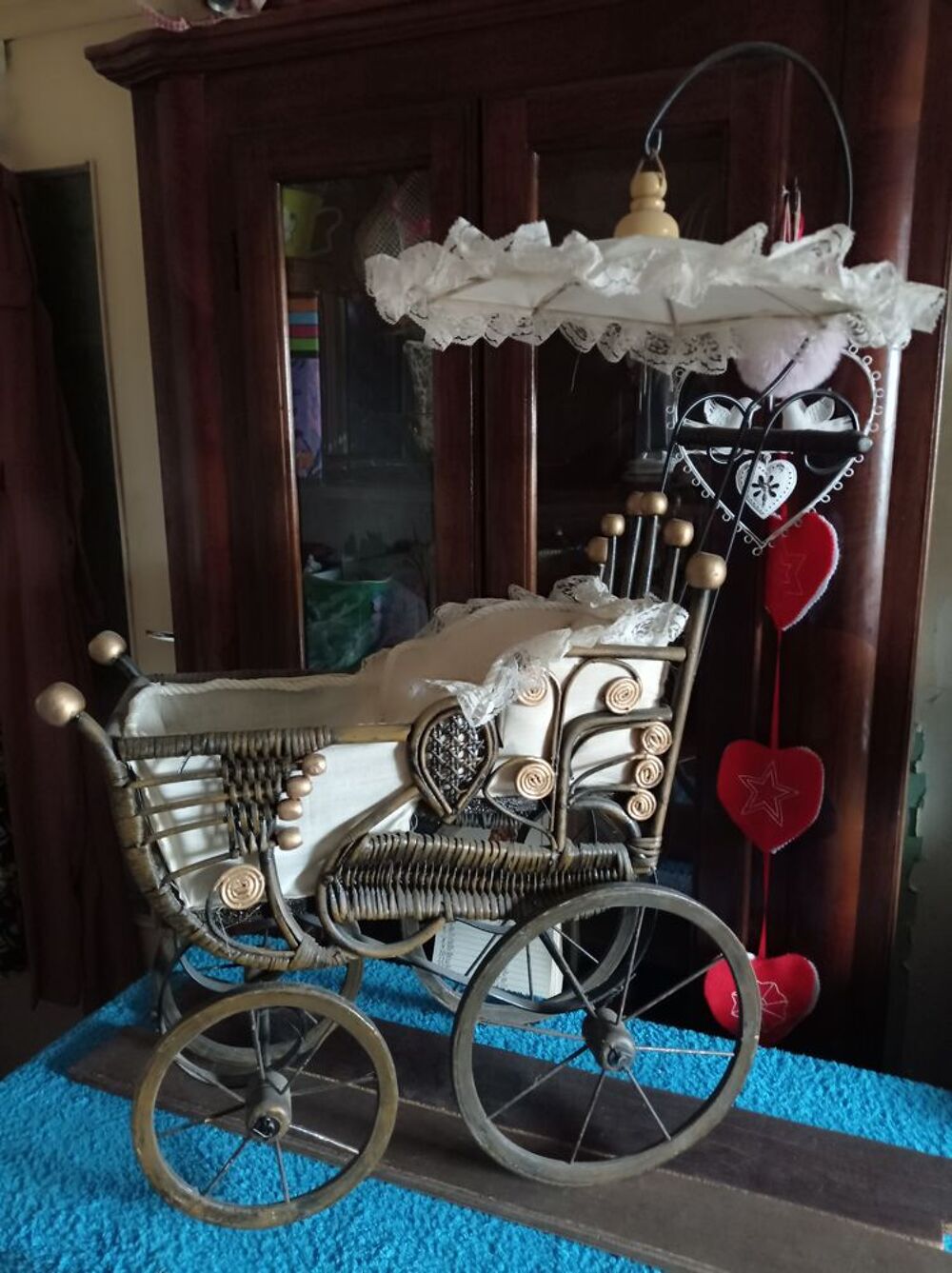 Poussette d&eacute;corative vintage en bois avec capote en dentelle 