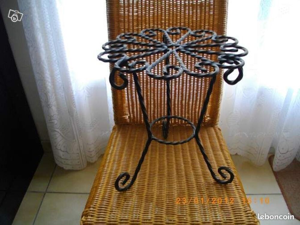 Tr&eacute;pied noir en fer forg&eacute; pour plante ou autre Décoration