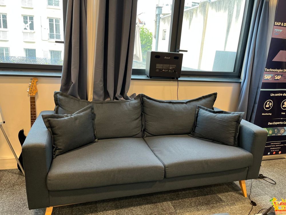 Meubles de bureau + salle de r&eacute;union + t&eacute;l&eacute;viseurs ? bon &eacute;ta Matériel informatique