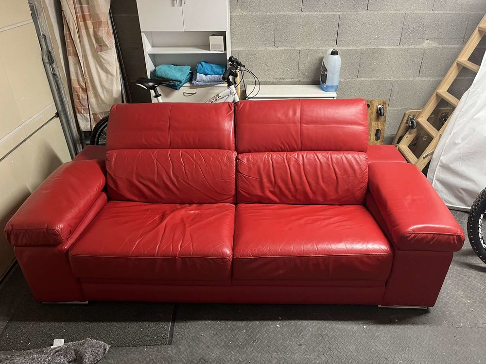 Canap&eacute; en cuir rouge, du magasin art sieges Meubles