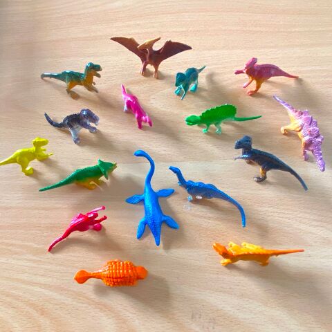 Lots de 16 figurines dinosaures 8 Nantes (44)