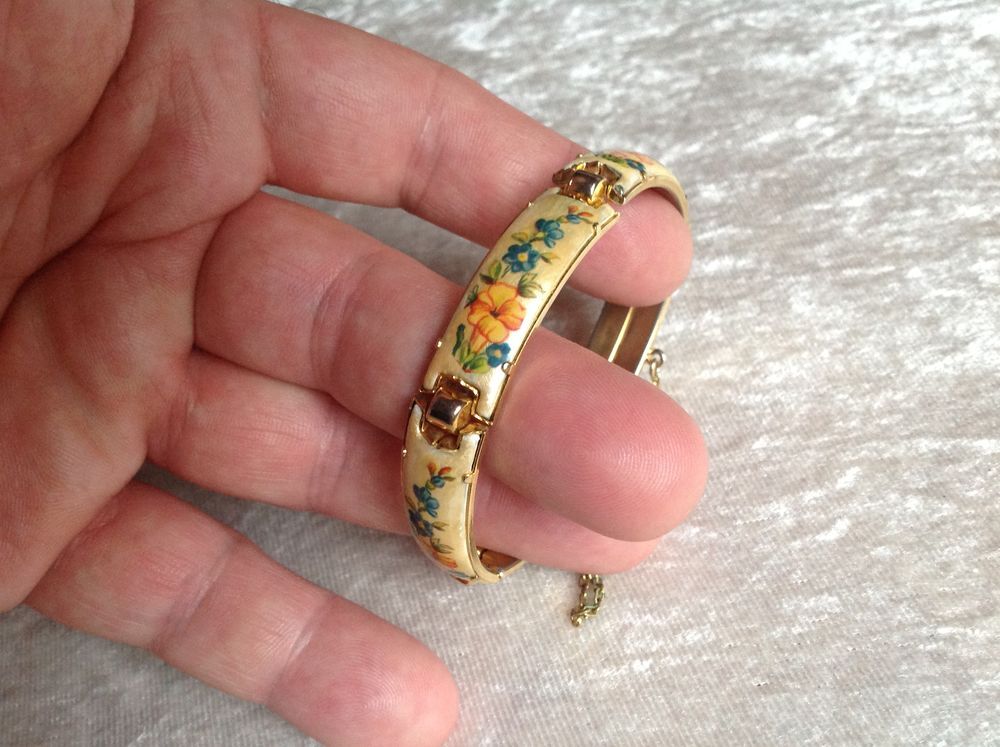 BRACELET M&Eacute;TAL DOR&Eacute; EFFET NACR&Eacute; MOTIF FLEURS Envoi Possible
Bijoux et montres