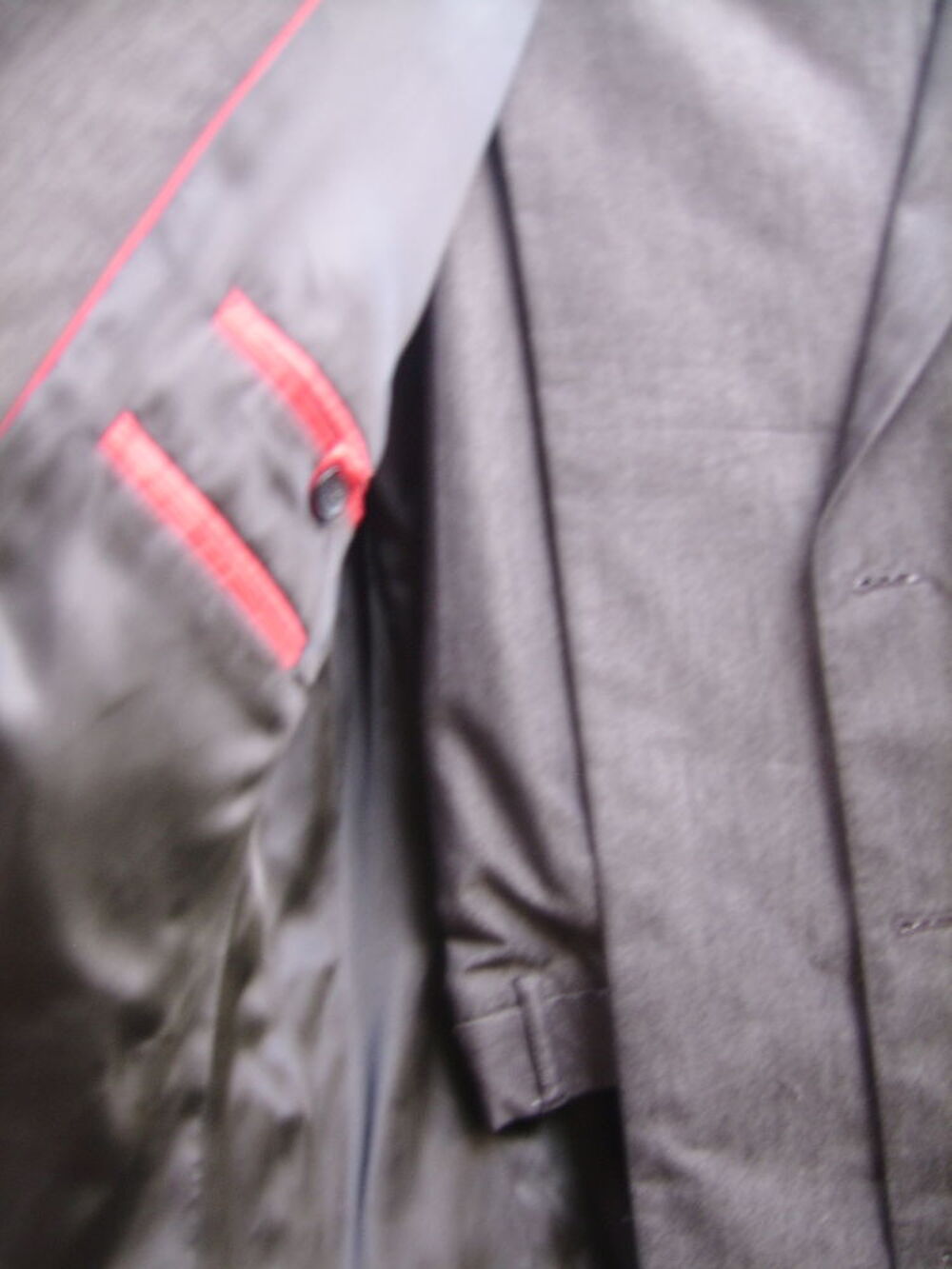complet (veste et pantalon) gris fonc&eacute; 
Vêtements