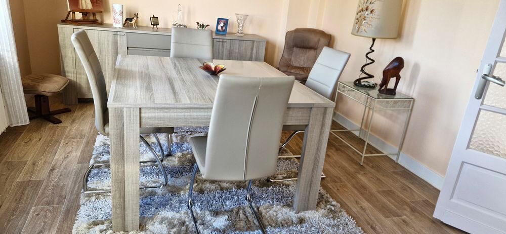 Table salle &agrave; manger 1.25 x 1.25 &eacute;tat neuf , plus 4 chaises Meubles