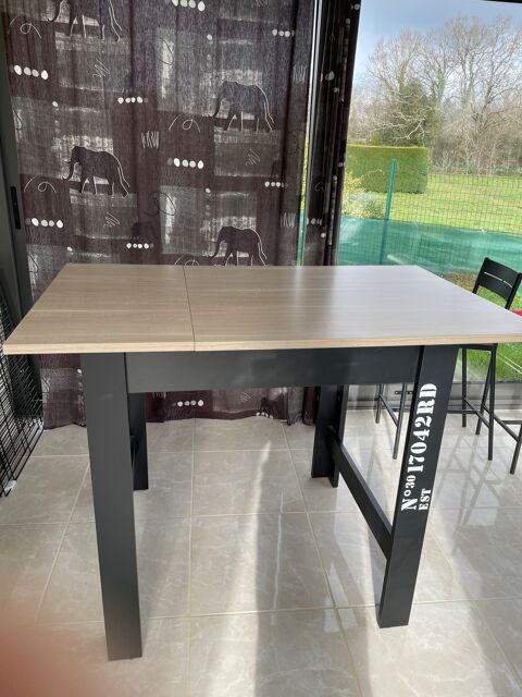 Table  manger moderne en bois avec pieds noirs 49 L'Aiguillon-sur-Vie (85)