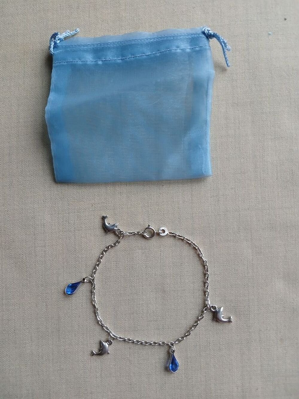 BRACELET AVEC PENDENTIFS DAUPHIN ET GOUTTE D'EAU BLEUE Bijoux et montres